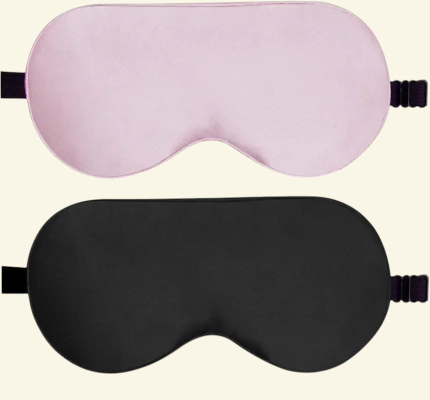 Masque de sommeil Halo Wellness en soie douce, disponible en rose et noir, occultant et ajustable pour le voyage.